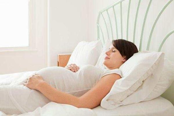 侧卧比仰卧睡眠更安全 孕期女性最佳睡姿有答案了