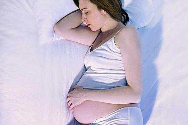 侧卧比仰卧睡眠更安全 孕期女性最佳睡姿有答案了