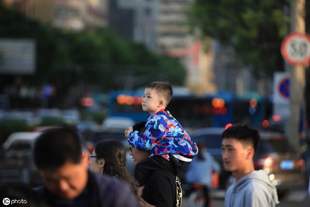 ＂伪富养＂一味在物质上富养的普通家庭孩子，后果你必须要知道