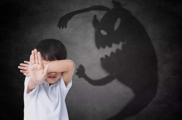 孩子胆小、怕黑，不敢一个人上厕所，可能是因为这3个原因