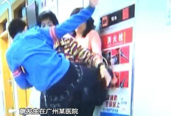 孩子几秒内飞踹妈妈5脚：别在该立规矩的年龄跟孩子做朋友