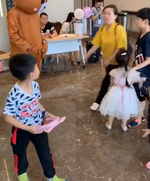 小男孩反复“殴打”宣传员，妈妈的做法引人注目，网友：确实过分