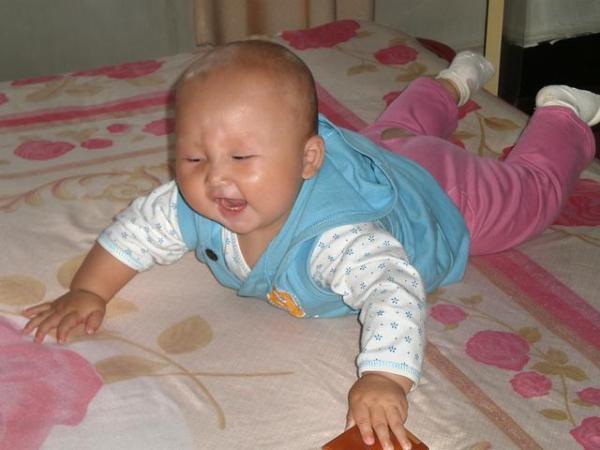 忠告孩子入睡前，宁肯饿着也不能吃这4种食物，容易积食不长个