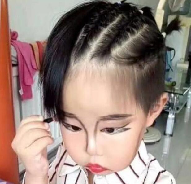 女儿偷偷化妆，看到孩子妆容妈妈不淡定，天呀：这技术实在厉害了
