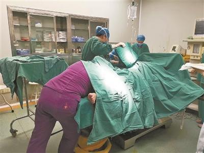 产妇突发脐带脱垂 助产士托举30分钟保住2条命