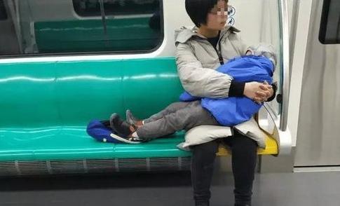 地铁上这对母子一夜爆火：这样动作，怎么可能教出熊孩子？