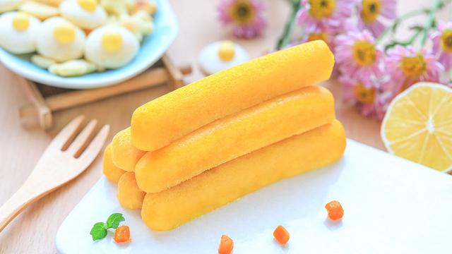 当娃8个月后有这些举动：恭喜！这是培养孩子独立吃饭的最佳时机