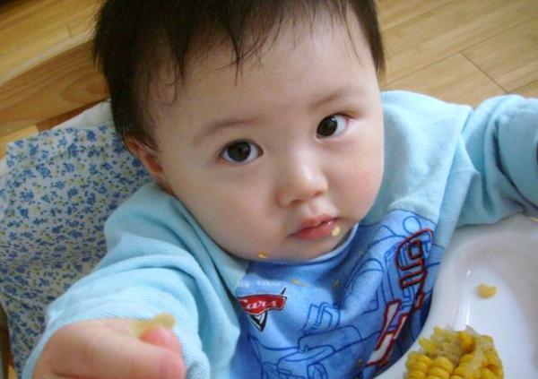 忠告孩子入睡前，宁肯饿着也不能吃这4种食物，容易积食不长个