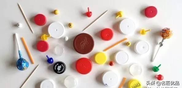 家长们很羡慕，孩子在幼儿园用瓶盖，手工自制玩具，同学们羡慕