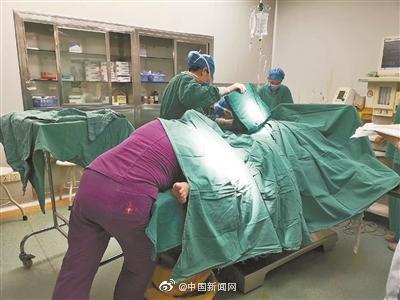 产妇脐带脱垂胎儿命悬一线 助产士托举30分钟保住两条命