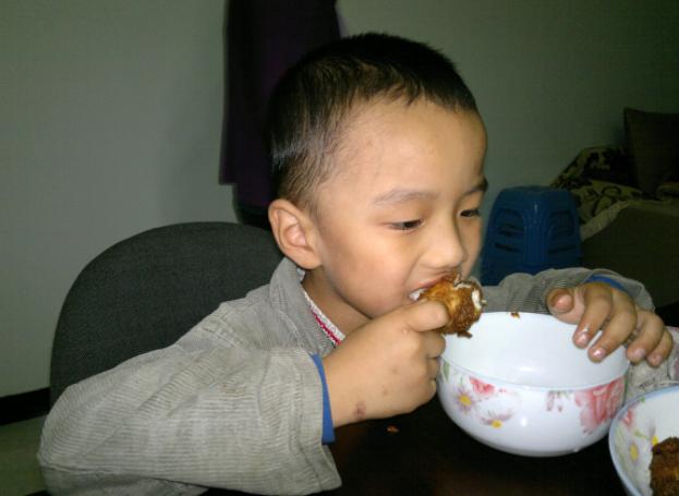 孩子睡觉之前，再饿也别吃这些食物，长不高不说，还可能影响智商