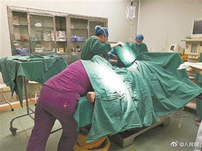产妇脐带脱垂胎儿命悬一线 助产士托举30分钟