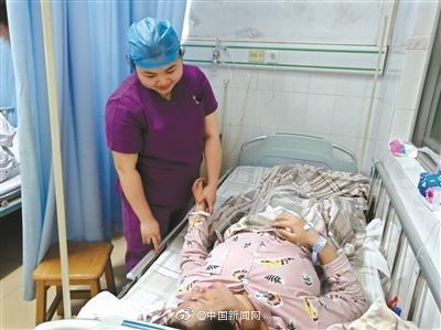 产妇脐带脱垂胎儿命悬一线 助产士托举30分钟保住两条命