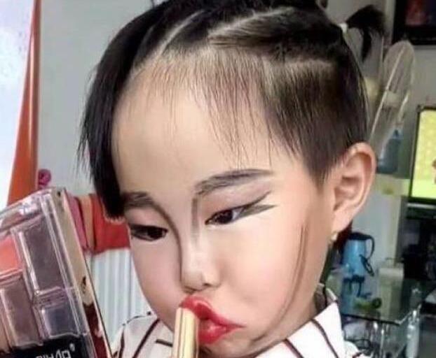 女儿偷偷化妆，看到孩子妆容妈妈不淡定，天呀：这技术实在厉害了