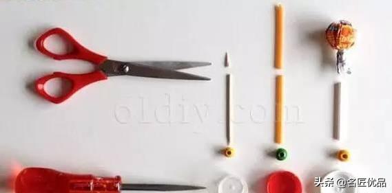 家长们很羡慕，孩子在幼儿园用瓶盖，手工自制玩具，同学们羡慕