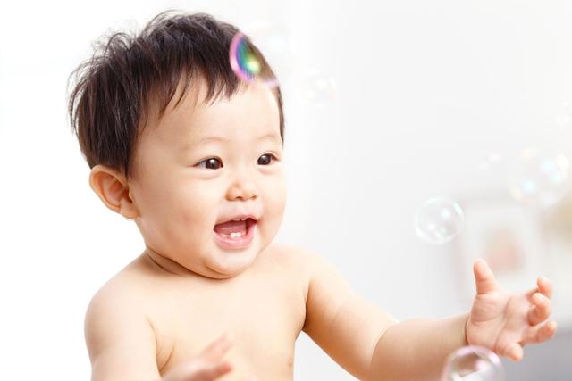 宝宝在行为上有这几种体现，说明他很聪明，全中的家长偷着乐吧