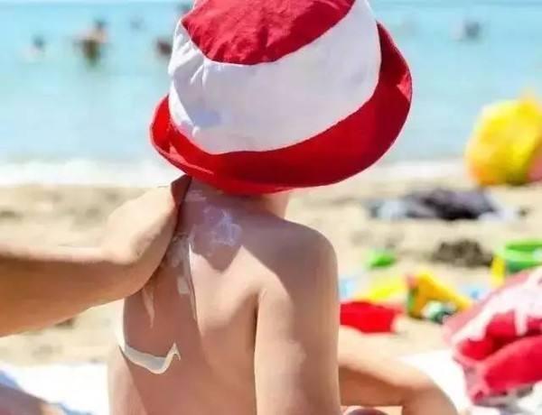 夏日炎炎带宝宝外出，妈妈该如何帮宝宝防晒呢？这5点建议很实用