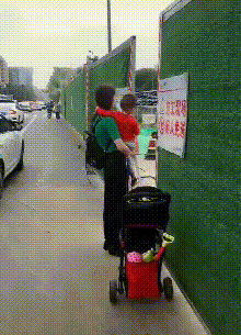 宝宝随妈妈去买菜，没想到半路遇到了自己的梦想，于是爸爸饿坏了