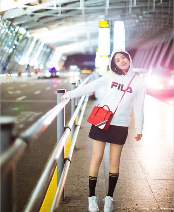 马思纯成功与男神刘亚仁合照,网友:果然是追星族的典范