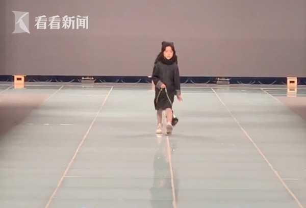 视频｜走秀时包包滑下肩膀 5岁萌娃的临场反应太酷了！