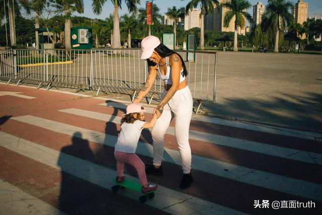 请不要让孩子过早感受成人的世界