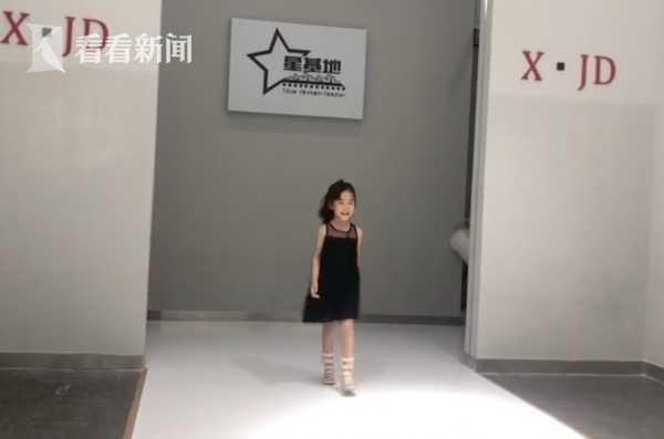 视频｜走秀时包包滑下肩膀 5岁萌娃的临场反应太酷了！