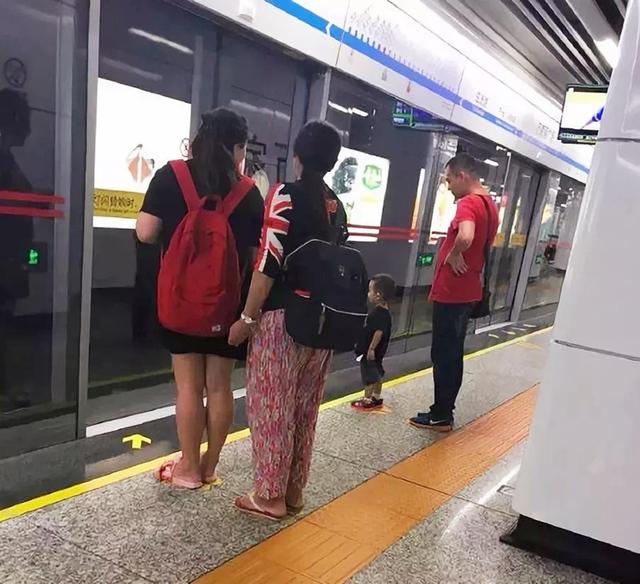 地铁里网友的“偷拍照”，对比差异明显，这种家长的样子真“美”