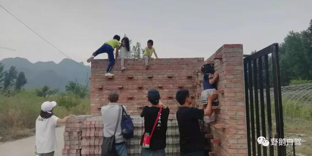 孩子，松开你的右手，跟爸爸打个招呼