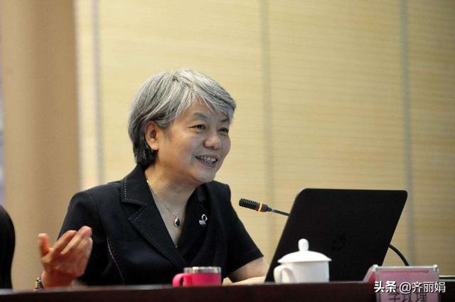孩子要求没被满足，就坐在地上撒泼？李玫瑾教授教你解决教育难关