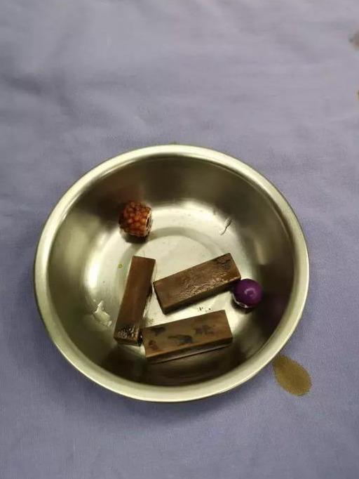 8岁女儿身体发出阵阵臭味 妈妈知道真相紧急送医！
