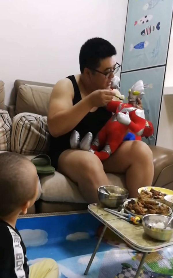 儿子不老实吃饭，爸爸想的办法见奇效，妈妈看后对爸爸心服口服