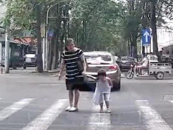 孩子的素质是锻炼出来吗？公共场合下，这几位妈妈的行为说明一切