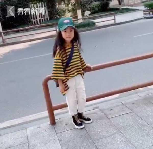 视频｜走秀时包包滑下肩膀 5岁萌娃的临场反应太酷了！