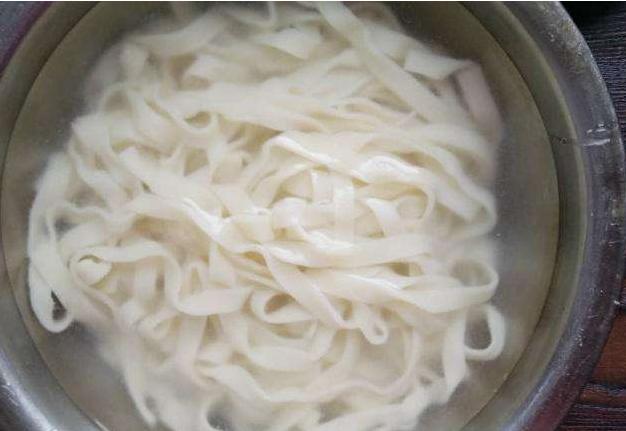 家长牢记：孩子不到两岁，三类辅食别碰，越吃脾胃越虚弱