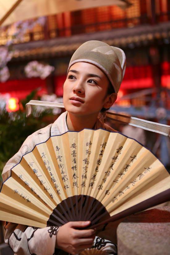 古装剧中的扇子美人,赵丽颖俏皮,杨幂仙气,而她最经典!