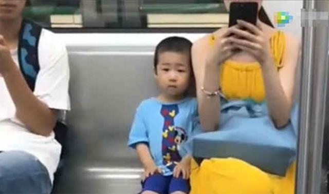 妈妈带孩子坐地铁，孩子的坐姿引网友热议，网友：妈妈太强势