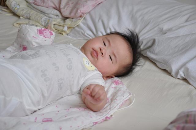 劝告：睡前常对孩子做这3件事？积食难长个！为孩子好的，快停手