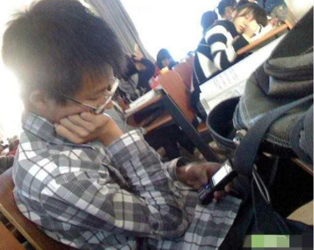 熊孩子偷拍妈妈睡觉，把视频传到网上后，播放量三天高达258万！