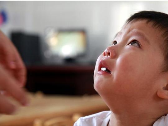 劝告：睡前常对孩子做这3件事？积食难长个！为孩子好的，快停手