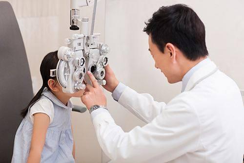 4岁女童近视近600度！毁掉视力3大“幕后黑手”，并不是电子产品