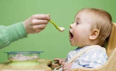 儿科医生告诉你，1岁内宝宝辅食和奶类的比例如何合理安排