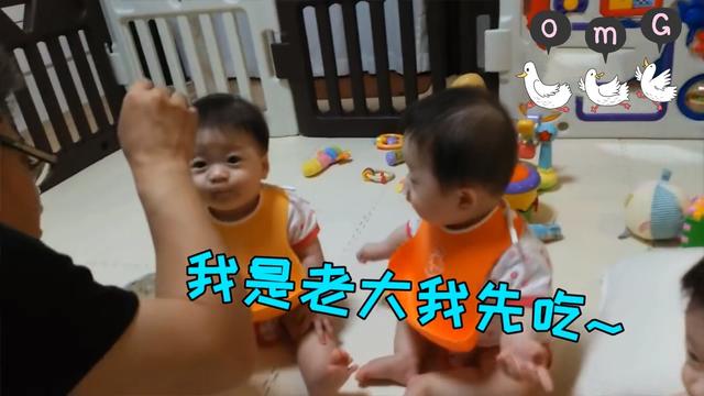 奶爸给3胞胎喂饭，老三半天一口都吃不上，一个眼神网友直呼心疼