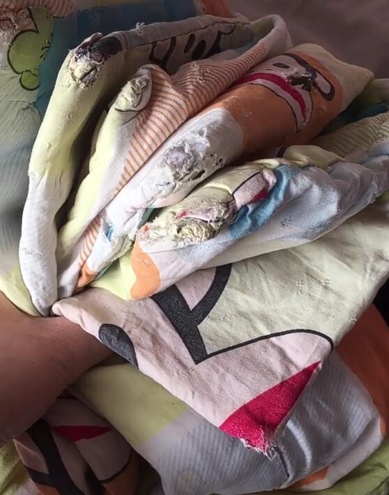 为啥娃睡觉非抓着东西？摸耳朵、抠肚脐加锁喉，妈妈能活着真不易