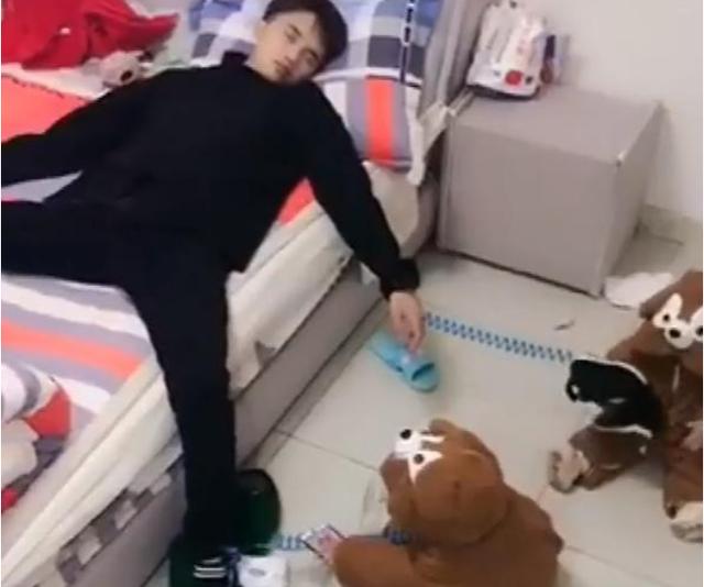 抖音“越狱三胞胎”火了，妈妈让爸爸照顾三胞胎，推门后不淡定了