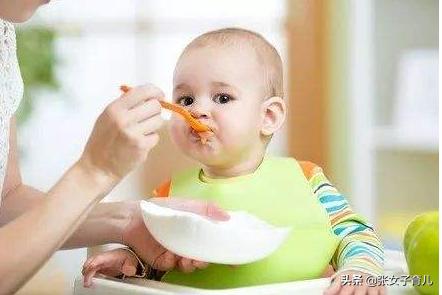 宝宝什么时候才适合吃大人饭？过早过晚，都会危害宝宝的健康发育
