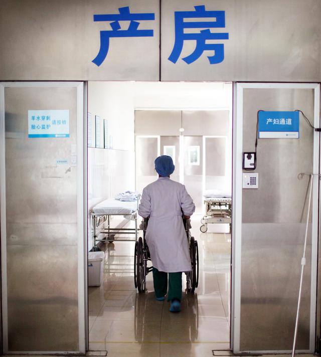 产科大夫一上午接生6名男孩，护士调侃：老大，你这手开过光啊！