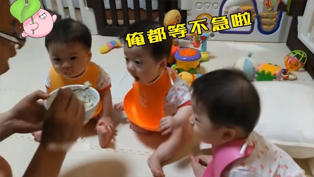 奶爸给3胞胎喂饭，老三半天一口都吃不上，一个眼神网友直呼心疼