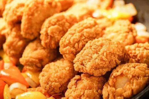 7岁女孩爱吃炸鸡致性早熟？这些食品正在危害孩子的健康