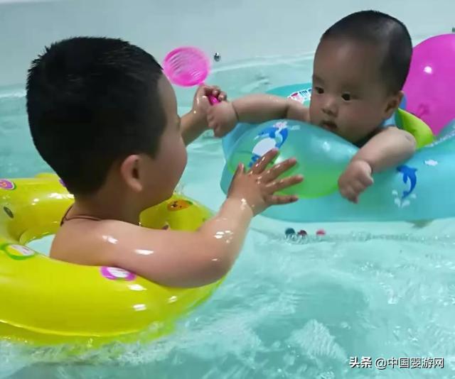 “我最后悔的，就是没让大宝从小坚持婴儿游泳