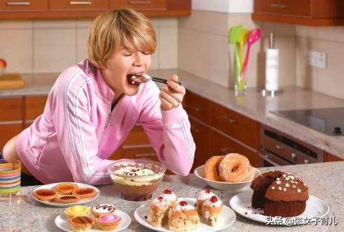 这4类食物晚上吃，等于“害”了孩子，长虫牙，还影响大脑发育